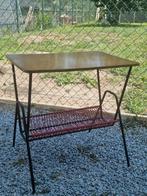 Lp of krant boek houder uit scoubido tafel  , bijzettafel, Ophalen
