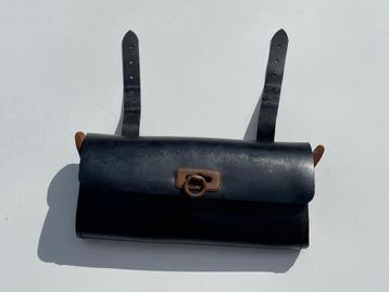 Oud lederen fietstasje zadeltasje vintage retro gereedschap beschikbaar voor biedingen