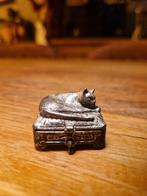 Verzilverd pillendoosje slapende kat op kussen, Antiek en Kunst, Curiosa en Brocante, Ophalen of Verzenden