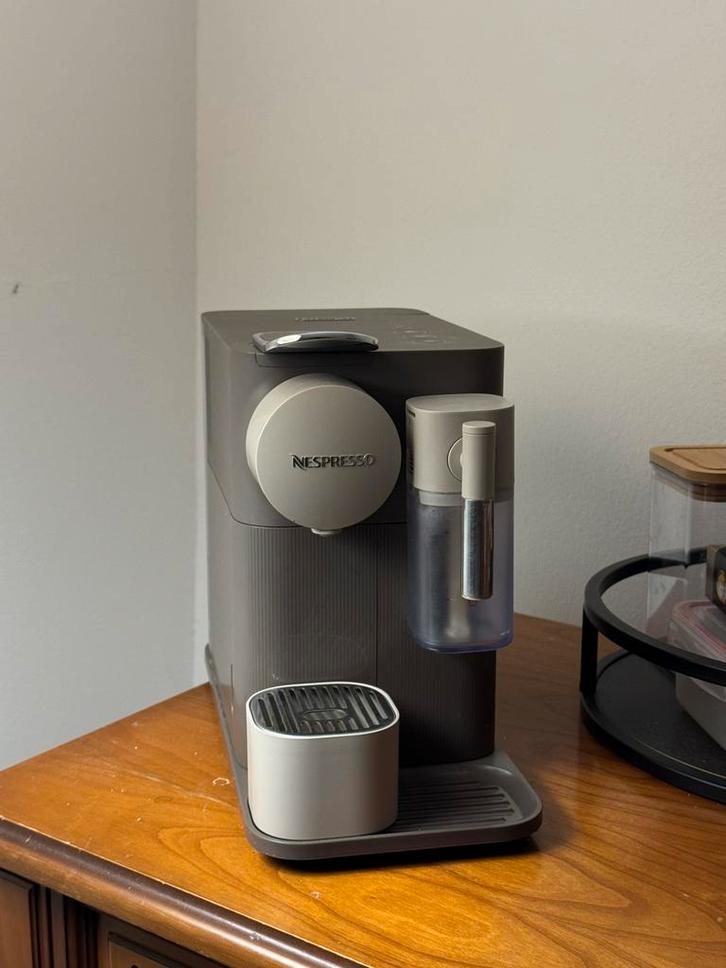 Nespresso Lattissima One, Elektronische apparatuur, Koffiezetapparaten, Zo goed als nieuw, Espresso apparaat, Ophalen of Verzenden