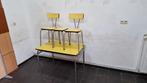 antieke gele vintage formica tafel met twee stoelen, Antiek en Kunst, Antiek | Meubels | Tafels, Ophalen of Verzenden