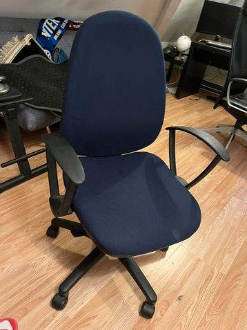 Chaise de bureau bleue professionnelle et ergonomique 