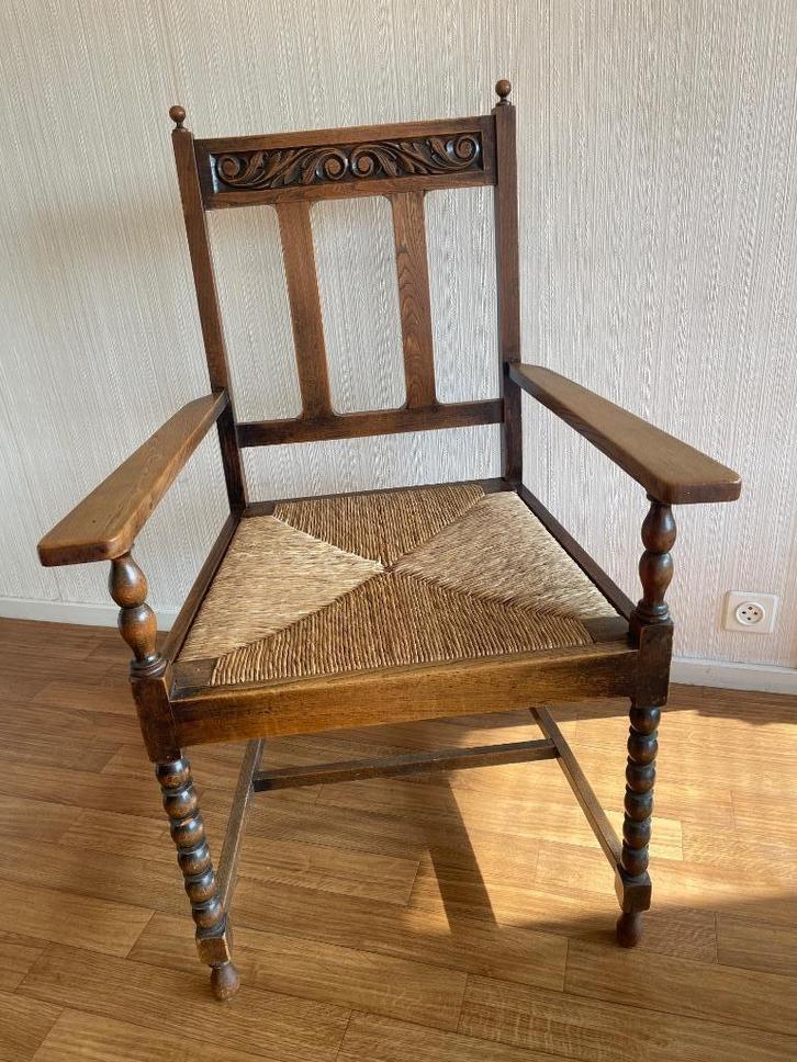 Antieke eiken stoel met armleuningen en rieten zitting, Antiek en Kunst, Antiek | Meubels | Stoelen en Sofa's, Ophalen
