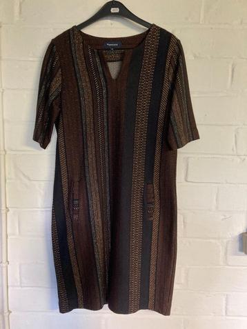 Bruin zwart en goud kleedje met korte mouwen, 40, Terre Bleu, Kleding | Dames, Jurken, Maat 38/40 (M), Bruin, Terre Bleue, Ophalen of Verzenden