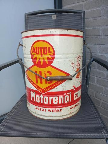 Oil can. Olie blikken beschikbaar voor biedingen