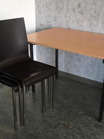 tafel met stoelen
