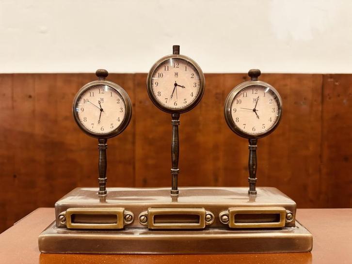 Klassieke Bureauklok Wereldklok Authentic Models, Antiek en Kunst, Antiek | Kantoor en Zakelijk, Ophalen of Verzenden