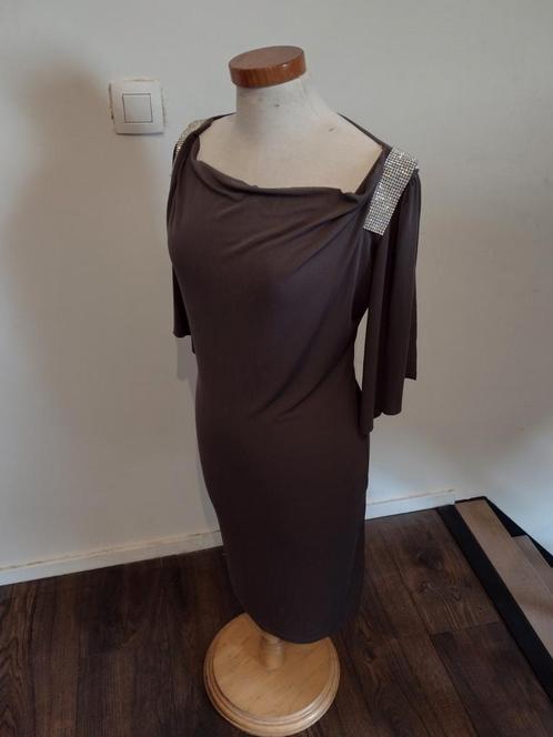 Taupe feest jurk, Kleding | Dames, Jurken, Zo goed als nieuw, Maat 42/44 (L), Bruin, Boven de knie, Ophalen of Verzenden
