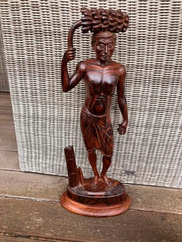 Houten Afrikaans beeld van man beschikbaar voor biedingen