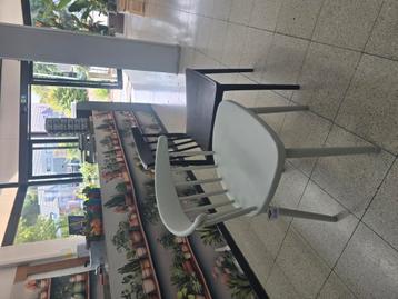 Stoelen die helemaal nieuw zijn beschikbaar voor biedingen