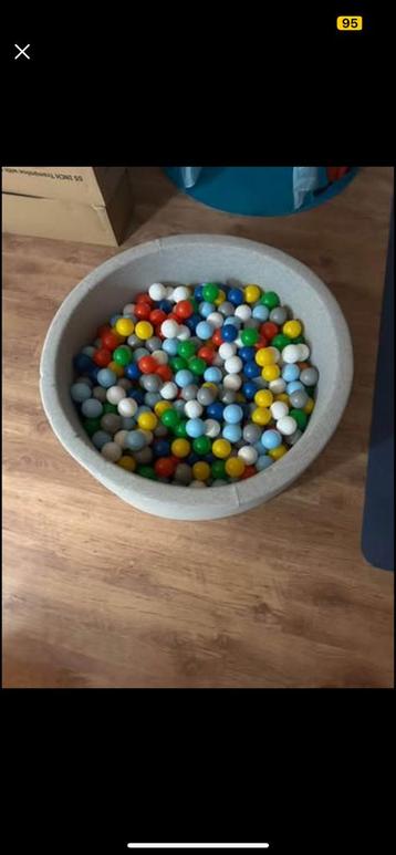 Ballenbad met veel ballen beschikbaar voor biedingen