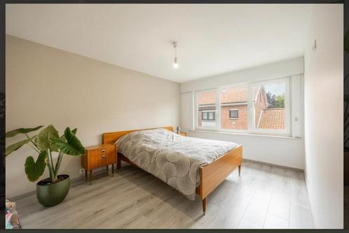 Vintage mid-century bed (1m40) + bijpassende 5-deurs kleerka, Huis en Inrichting, Slaapkamer | Complete slaapkamers, Gebruikt