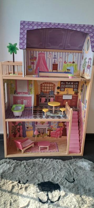 Maison de poupée en bois beschikbaar voor biedingen