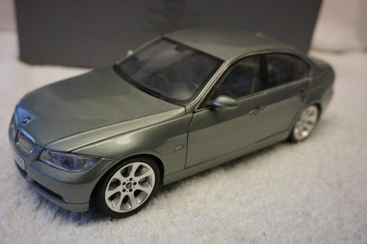 BMW E90 325i SEDAN 2005 -ARKTIS MET. 1:18 KYOSHO 80430392145, Hobby en Vrije tijd, Modelauto's | 1:18, Gebruikt, Auto, Kyosho