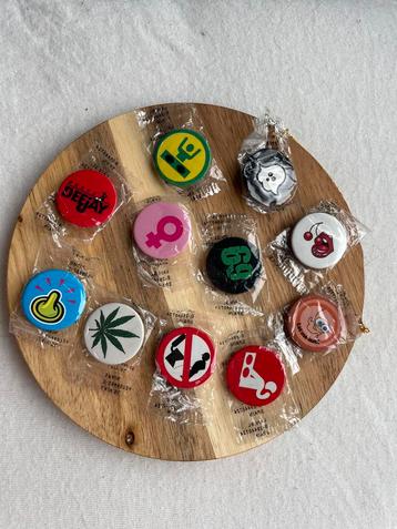 Pins en hangers beschikbaar voor biedingen