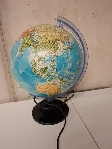 Grote draaibare lichtgevende wereldbol beschikbaar voor biedingen