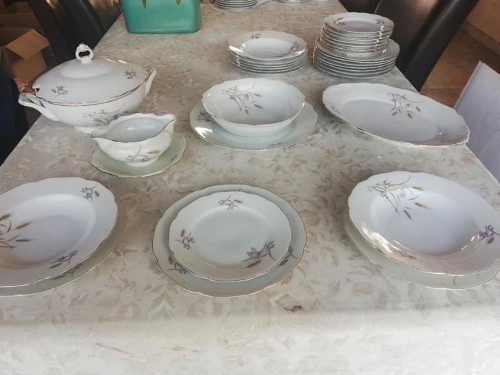 ensemble de dîner en porcelaine motif floral avec bord doré, Antiquités & Art, Antiquités | Porcelaine, Enlèvement ou Envoi