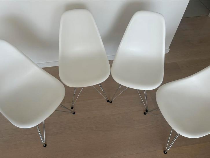 4 Vitra Eames DSR stoelen - wit / chroom - Geen kopieën, Huis en Inrichting, Stoelen, Zo goed als nieuw, Vier, Kunststof, Metaal
