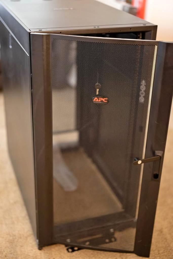 APC Netshelter SX 24U (AR3104) - server-rackbehuizing zwart, Informatique & Logiciels, Armoires de serveurs, Comme neuf, Perforé