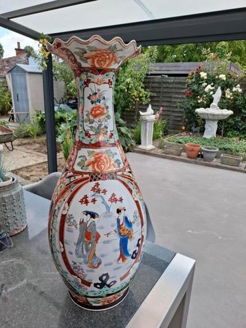 Mooie Japaneese vaas  beschikbaar voor biedingen