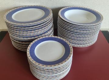 47 borden 'Danube' Fine Porcelain beschikbaar voor biedingen