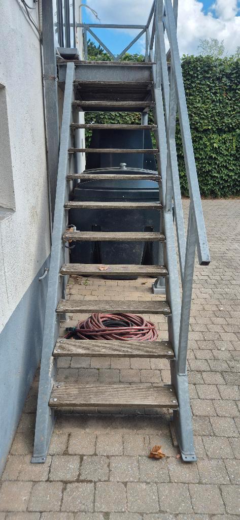 Escalier avec plate-forme en galvanisé et bois IP, Bricolage & Construction, Échelles & Escaliers, Comme neuf, Escalier, 2 à 4 mètres
