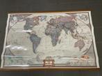 Carte du monde National Geographic dans un support en bois., Livres, Atlas & Cartes géographiques, Comme neuf, Enlèvement