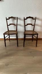 Twee houten stoelen, Ophalen