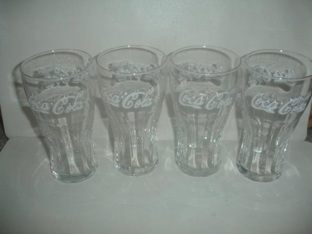 4 glazen Coca Cola 37,5cl, wit reliëf bedrukking voor € 2,50, Verzamelen, Glas en Drinkglazen, Zo goed als nieuw, Frisdrankglas