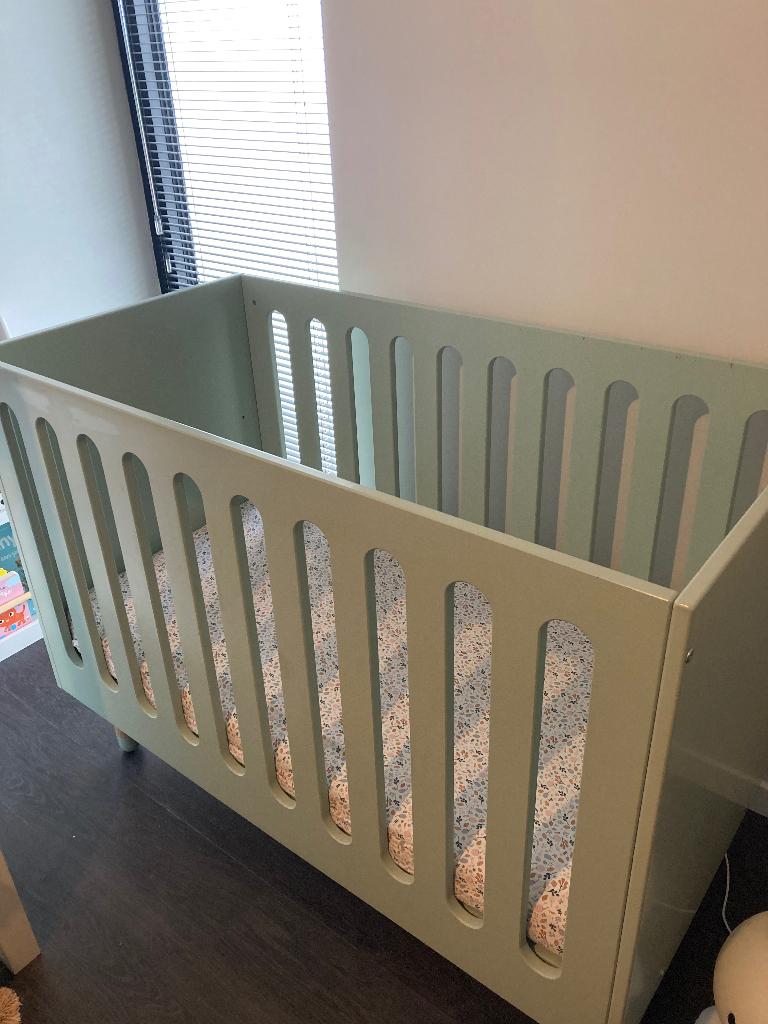 Babybed, Kinderen en Baby's, Kinderkamer | Bedden, Gebruikt, Matras, Ophalen
