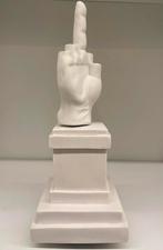 Maurizio Cattelan L.O.V.E. - Carillon (2015), Ophalen