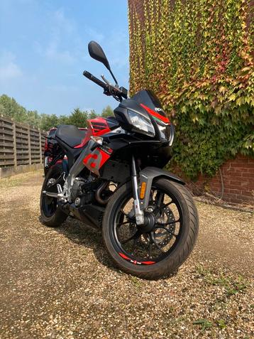 Aprilia tuono 125cc. / zonder rijbewijs/ nieuwstaat beschikbaar voor biedingen