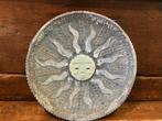 Plat soleil Fernande Massart, Antiquités & Art, Antiquités | Céramique & Poterie, Enlèvement ou Envoi