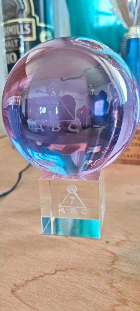 ABC energie bol van zuiver kristalglas met voetstuk, Antiek en Kunst, Antiek | Glaswerk en Kristal, Ophalen of Verzenden