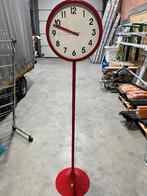 rood horloge op statief, te repareren, Ophalen