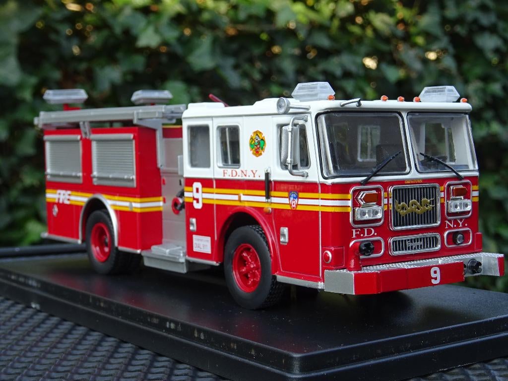 Seagrave Marauder II Pumper N.Y.F.D. - 1/43, Enlèvement ou Envoi, Comme neuf, Bus ou Camion