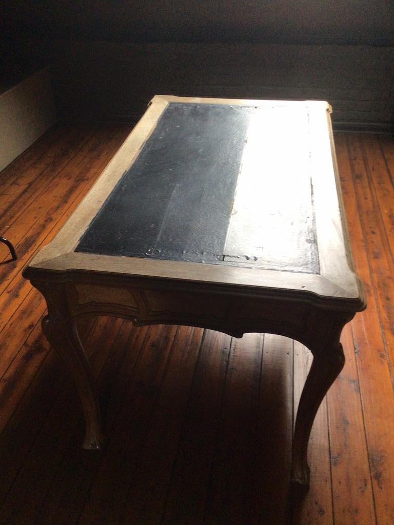 Antieken tafel met bovenblad in leder en schuiven - Gent, Enlèvement