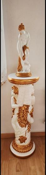 Statue de femme avec colonne en forme d anges, Enlèvement