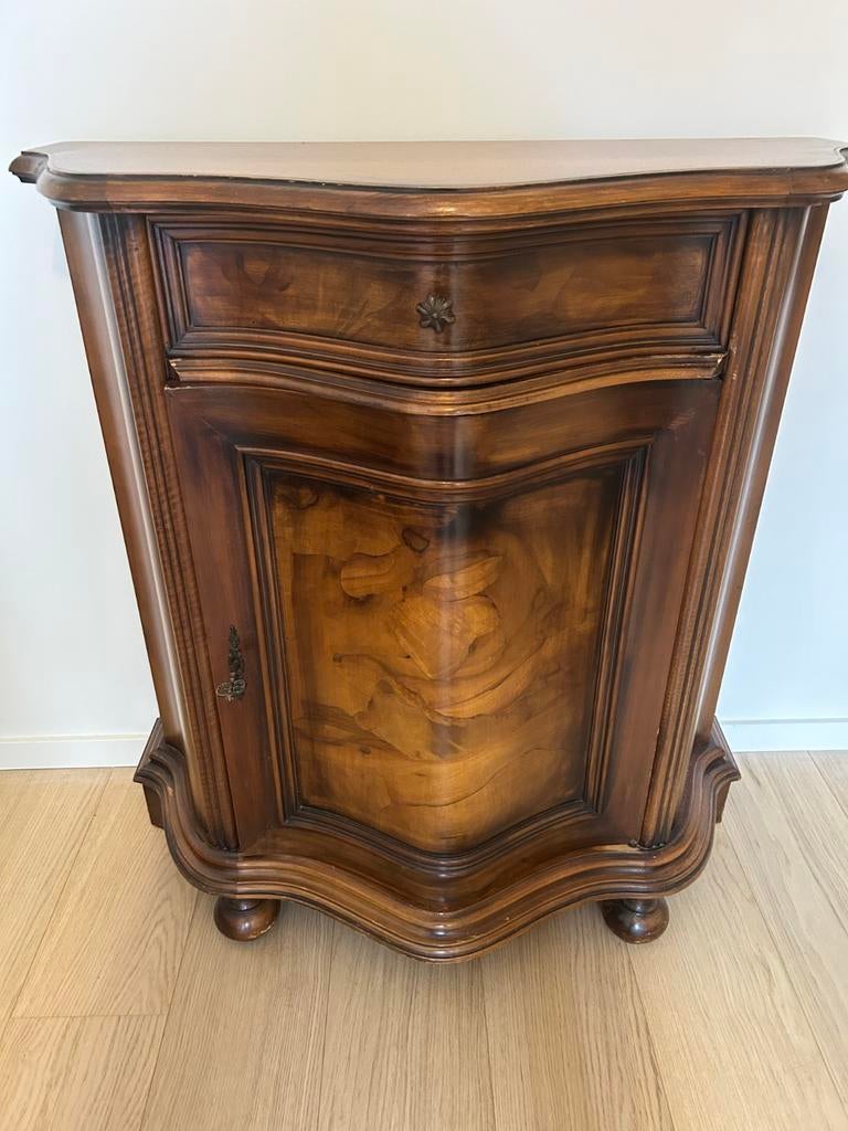 Mooie lage kast Italiaanse oorsprong en stijl, Huis en Inrichting, Ophalen