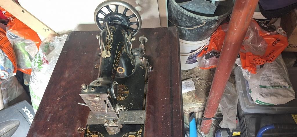 Machine a coudre, Antiquités & Art