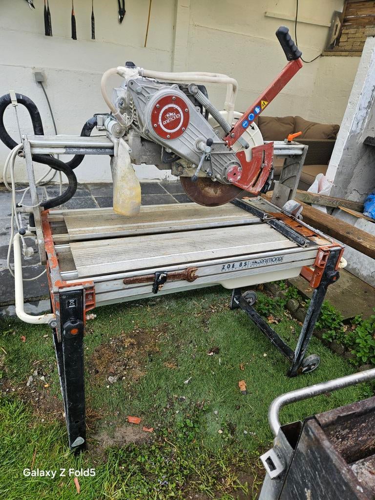 Coupe carrelages a eau.