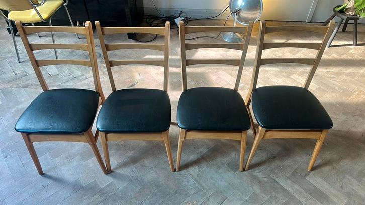Set 4 vintage eetkamerstoelen hout/zwart zitvlak, Huis en Inrichting, Stoelen, Zo goed als nieuw, Hout, Zwart, Ophalen
