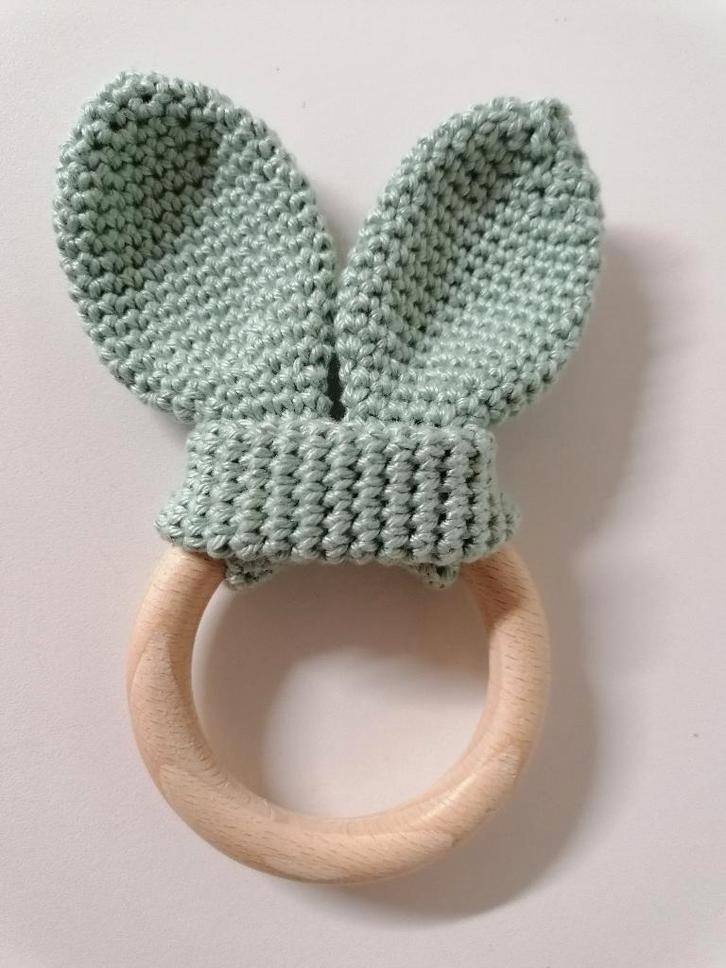 Houten bijtring met gehaakte konijnenoortjes. Nieuw., Hobby en Vrije tijd, Breien en Haken, Nieuw, Ophalen of Verzenden