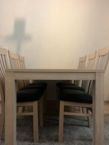 Eettafel + 6 stoelen uit Vlaamse eik beschikbaar voor biedingen