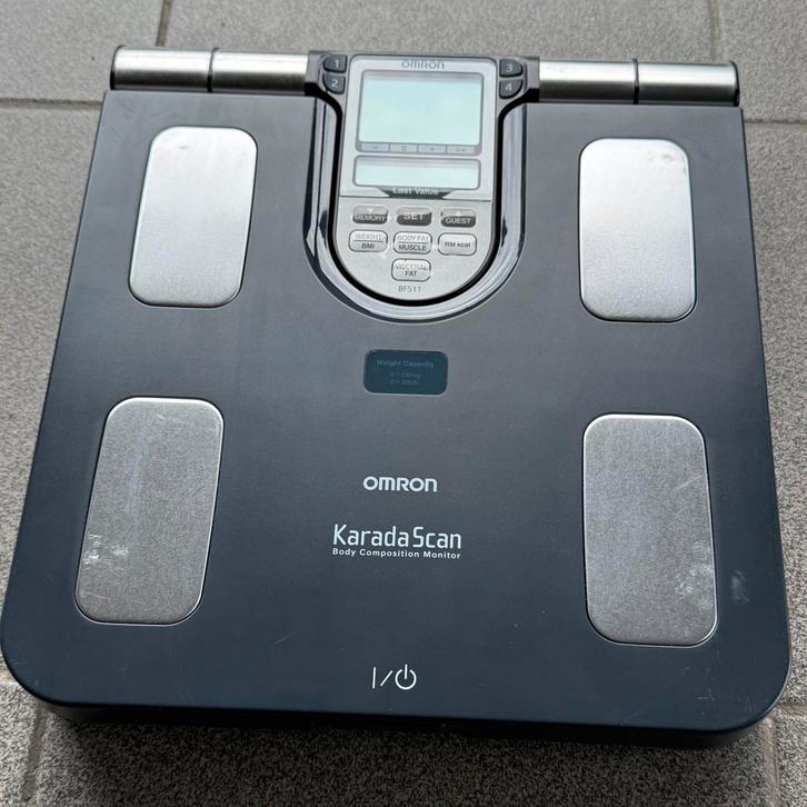 Compteur de composition corporelle OMRON BF511, bleu, Electroménager, Balances, Comme neuf, Enlèvement ou Envoi
