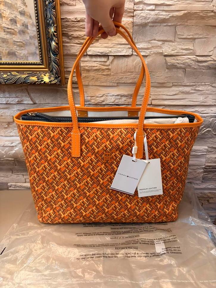 Nieuwe! Tommy Hilfiger Leer SchouderTas - Oranje Monogram, Handtassen en Accessoires, Tassen | Schoudertassen, Nieuw, Overige merken