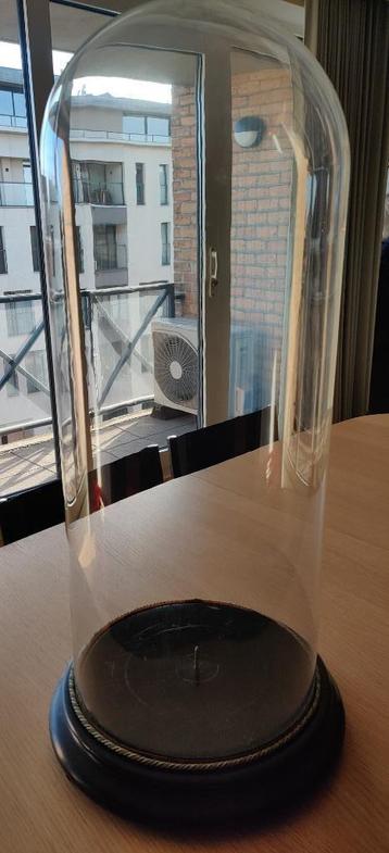 Grote glazen stolp beschikbaar voor biedingen