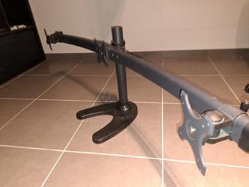 Triple Monitor Stand beschikbaar voor biedingen