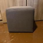 2x Gestoffeerde poef / kubus, Ophalen, Zo goed als nieuw