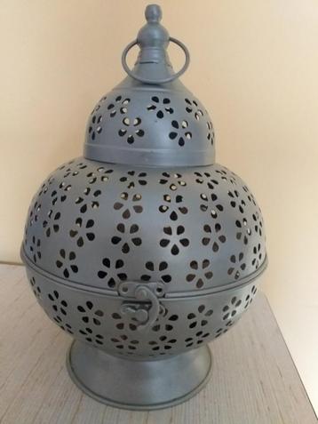 Metalen kandelaar in oosterse stijl voor kaars of potpourri beschikbaar voor biedingen